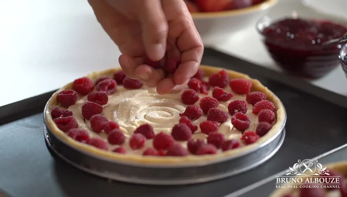 Ajouter la garniture à la crème d'amandes, puis les framboises (pour la tarte au chocolat et framboises).