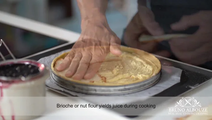 Pour la tarte aux myrtilles : ajouter une fine couche de tranches de brioche ou de farine de noix.