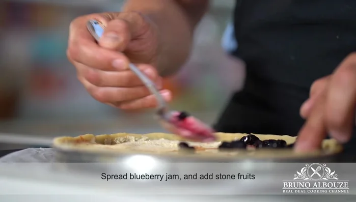 Étaler sur une confiture de myrtilles.