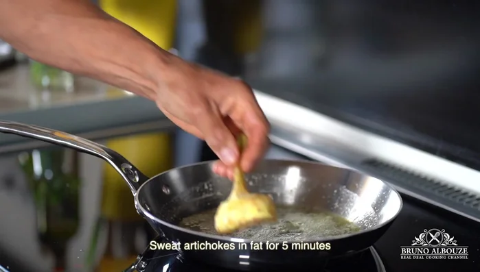Dans une poêle chaude, faites suer les artichauts environ 5 minutes avec de l'huile d'olive et du beurre, assaisonnez de sel et poivre.