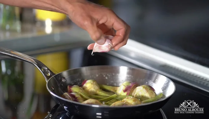 Ajoutez de l'ail écrasé et des herbes. Déglacez avec du vin blanc sec.