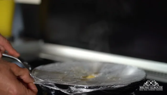 Retirez le couvercle et poursuivez la cuisson jusqu'à évaporation de l'humidité.