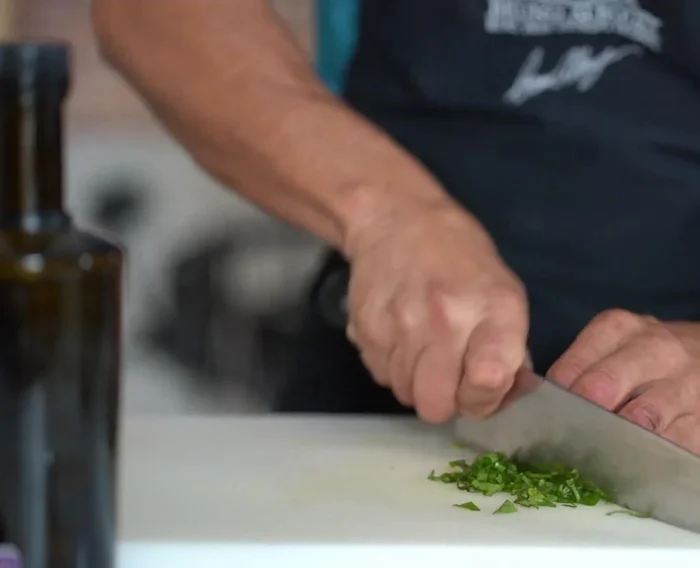 Préparation de la garniture feta-basilic : Couper finement le basilic, couper la feta en cubes et mélanger le tout avec du jus de citron, de l’huile d’olive, du sel et du poivre.