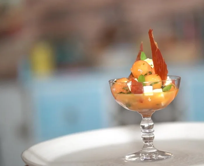 Dressage et service : Servir l'apéritif dans des coupes à champagne ou des coquilles de melon. Servir l’aiglefin avec les oignons rouges rôtis, les tomates cerises et le riz sauvage. Servir le clafoutis tiède ou à température ambiante.