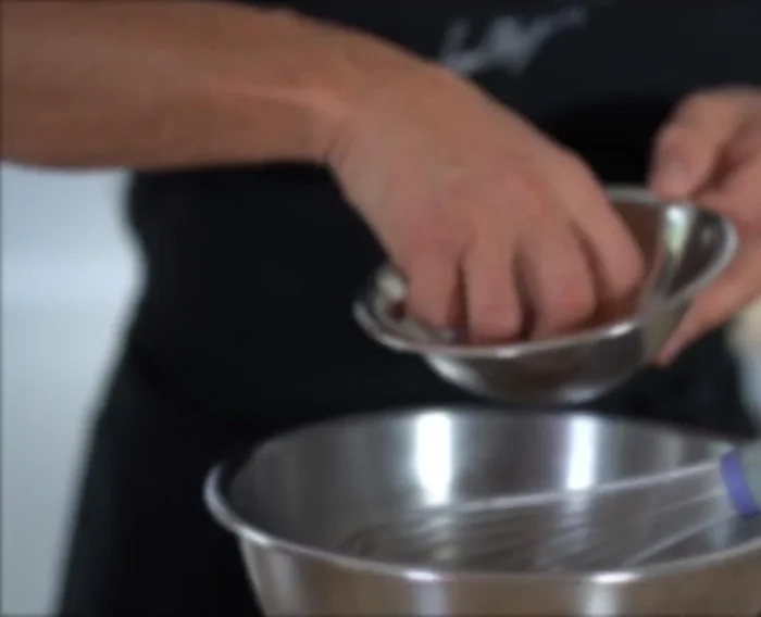 Préparer la vinaigrette : Mélanger le vinaigre rouge, les oignons rouges, l'huile de noix, le sel, le poivre, les échalotes et une pincée de sucre.