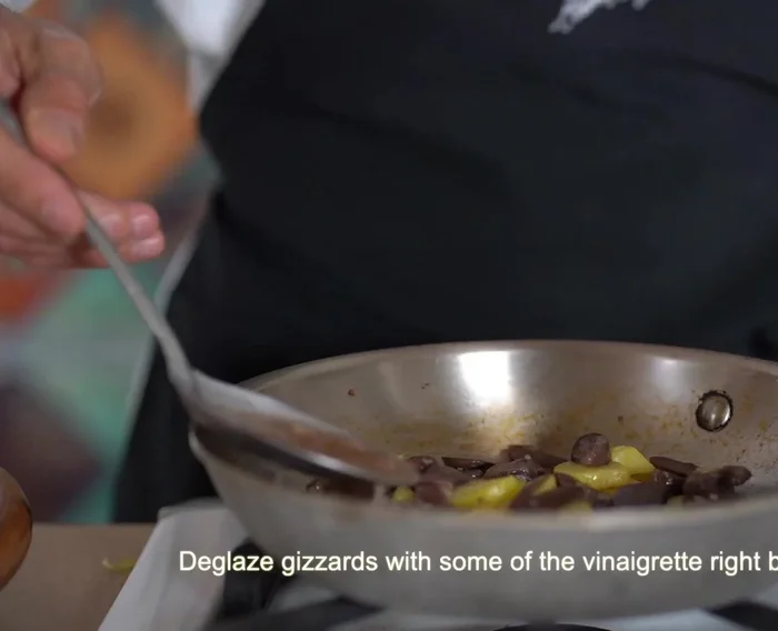 Déglacer et ajouter les gésiers : Déglacer la poêle avec un peu de vinaigrette et ajouter les gésiers et pommes de terre tièdes à la salade.