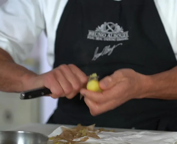 Préparer les pommes de terre : Éplucher (facultatif) et couper les pommes de terre rattes.