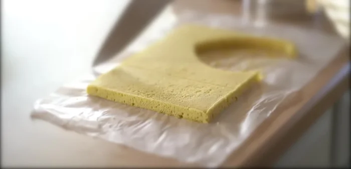 Découper le biscuit aux amandes. Pour renforcer les gâteaux du bas, étaler une fine couche de chocolat ou ajouter 10% d'huile dans du chocolat noir fondu. Laisser refroidir.
