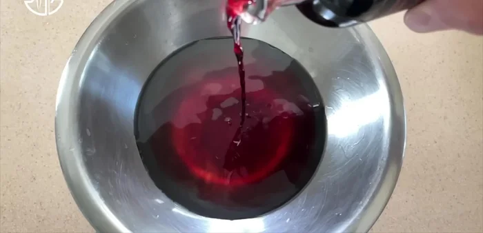 Préparation du cocktail de framboises : Mélanger le sirop simple avec le kisher (liquor) et les framboises.