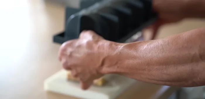 Badigeonner les fraises de glaçage neutre ou d'abricot.