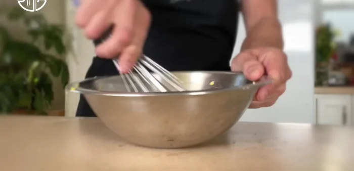 Mélanger les jaunes d'œufs, le sucre et la fécule (maïs et farine). Tempérer le mélange de jaunes avec le lait chaud et remettre le tout dans la casserole. Porter à ébullition et cuire la crème anglaise pendant 2 minutes en fouettant constamment. Étaler la crème anglaise sur une plaque à pâtisserie et laisser refroidir et réfrigérer.