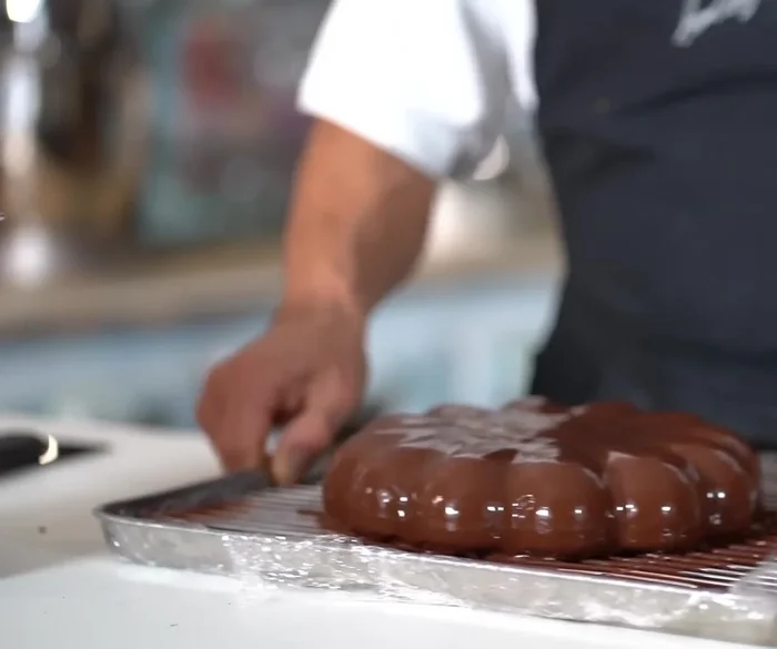 Glacer le gâteau avec une ganache au chocolat.