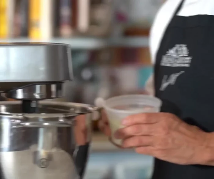 Ajouter le lait et les poudres tamisées (farine, cacao en poudre et levure chimique).