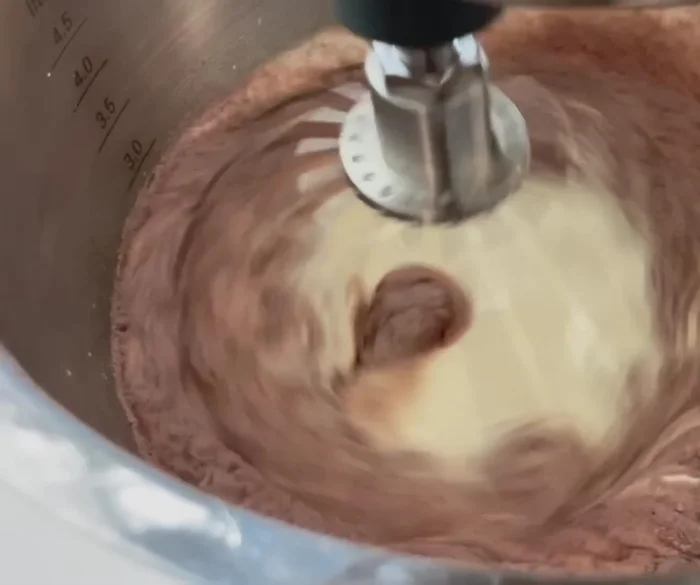 Ajouter les noix concassées et le beurre fondu.