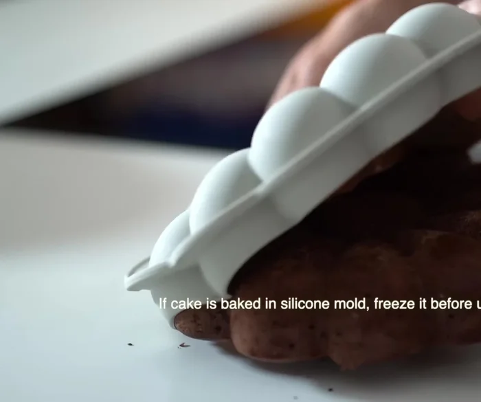 Congeler le gâteau pendant environ 3 heures.