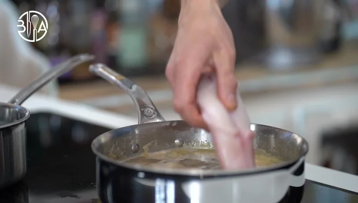 Cuire le poisson : Cuire le poisson dans le bouillon de poisson pendant environ 15 minutes.