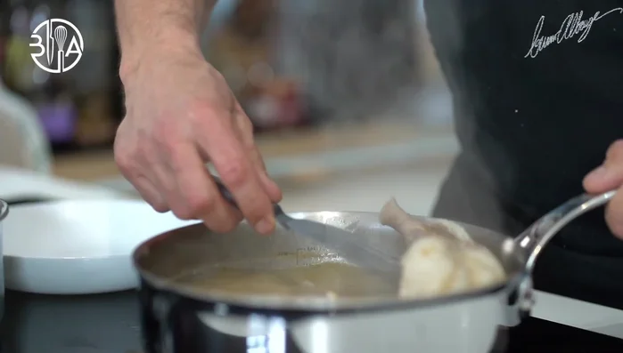 Passer le poisson : Passer le poisson cuit à travers une passoire et réserver.