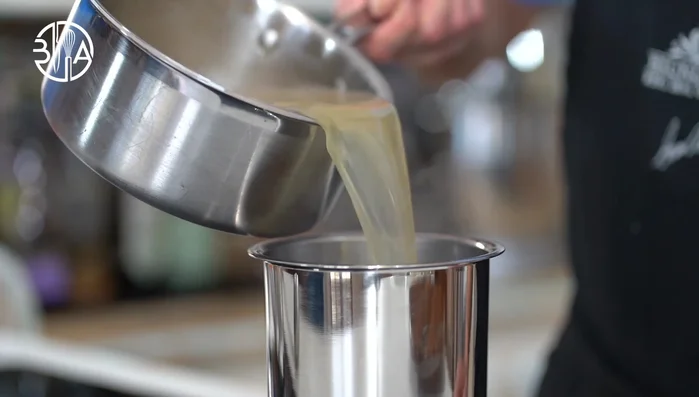 Émulsion finale : Faire une émulsion avec le bouillon de poisson réduit et chaud et l'aioli.
