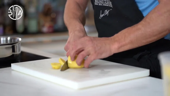 Cuire les pommes de terre : Cuire les pommes de terre dans le bouillon de poisson pendant environ 25 minutes jusqu'à ce qu'elles soient tendres. Retirer et réserver.