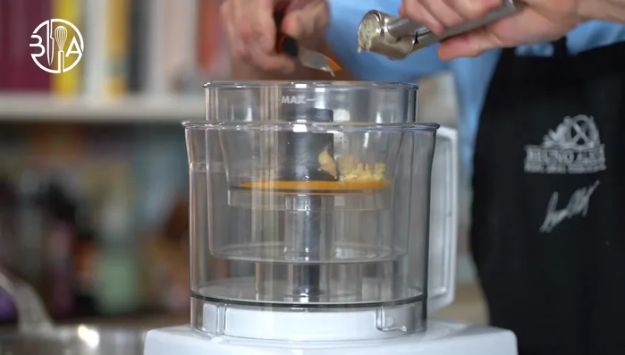Préparer l'aioli : Émulsionner l'huile d'olive avec de l'ail (méthode traditionnelle ou au robot culinaire).