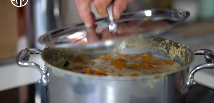 Utiliser une partie du liquide de cuisson pour cuire les châtaignes pelées.