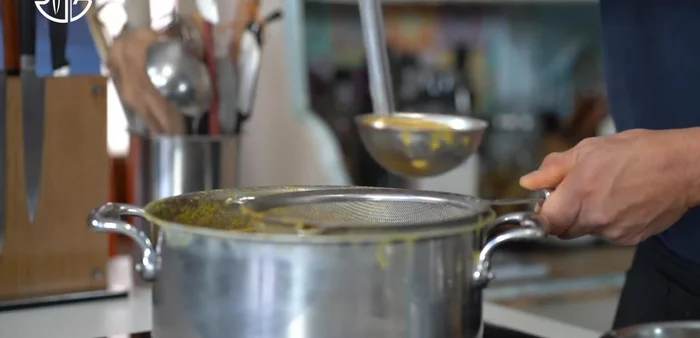 Une fois les châtaignes cuites, remettre le liquide dans la casserole.