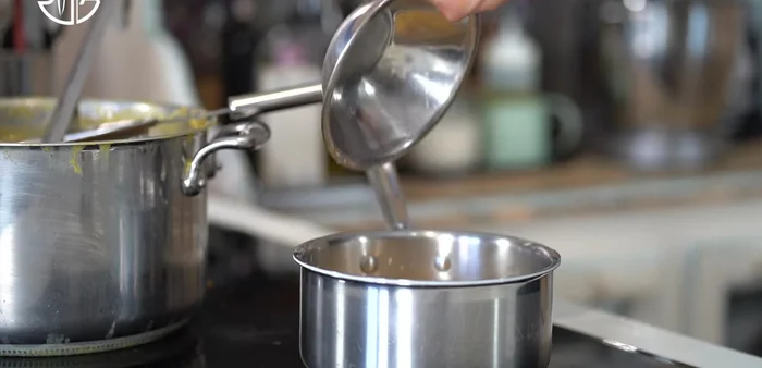 Mélanger la soupe avec de la crème épaisse et du beurre.