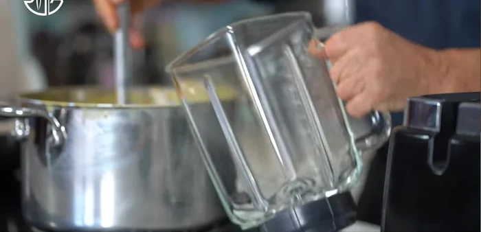 Mixer la soupe dans un mixeur puissant avec un peu de matière grasse pour une texture crémeuse.