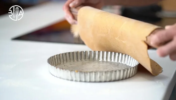 Couper l'excédent de pâte et placer le fond de tarte au congélateur jusqu'à ce qu'il soit prêt à cuire.
