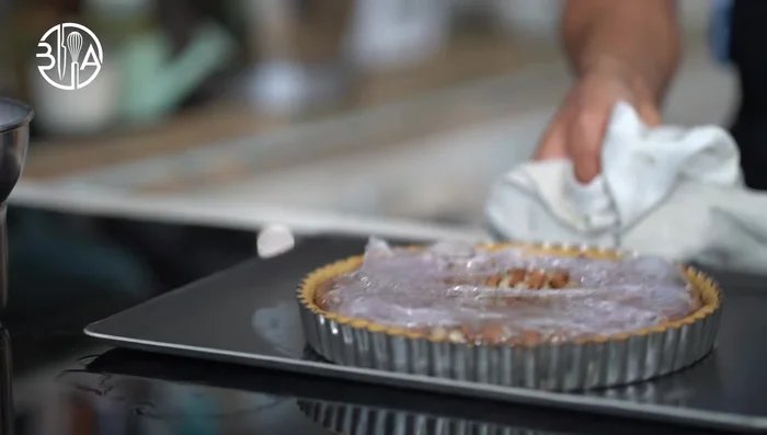 Faire cuire le fond de tarte à blanc pendant 15 minutes et réserver.