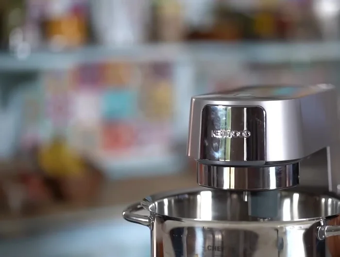 Verser la crème d'amande dans le fond de tarte. [109.68]