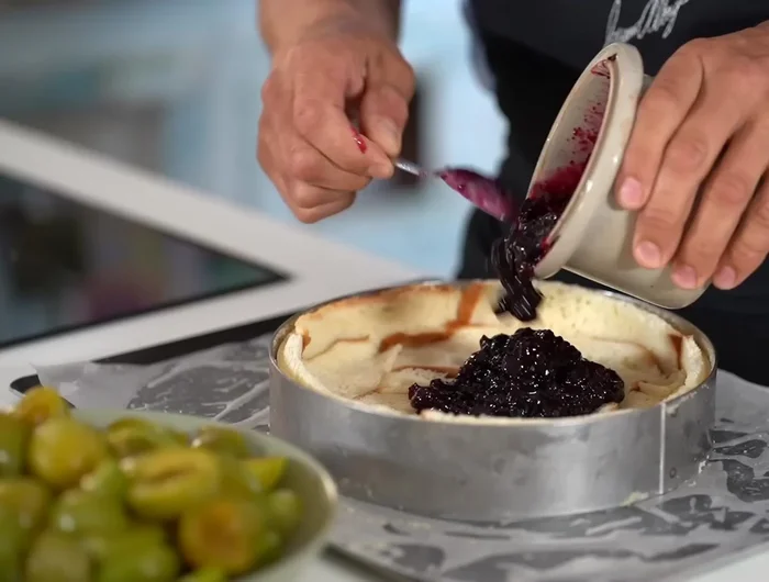 Étaler la confiture de myrtilles et disposer les prunes. [122.7]