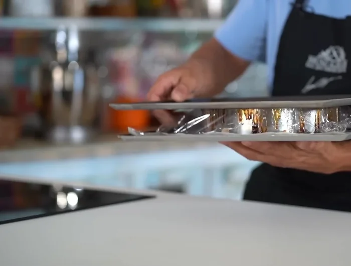 Laisser refroidir plusieurs heures avant de démouler. [148.08]