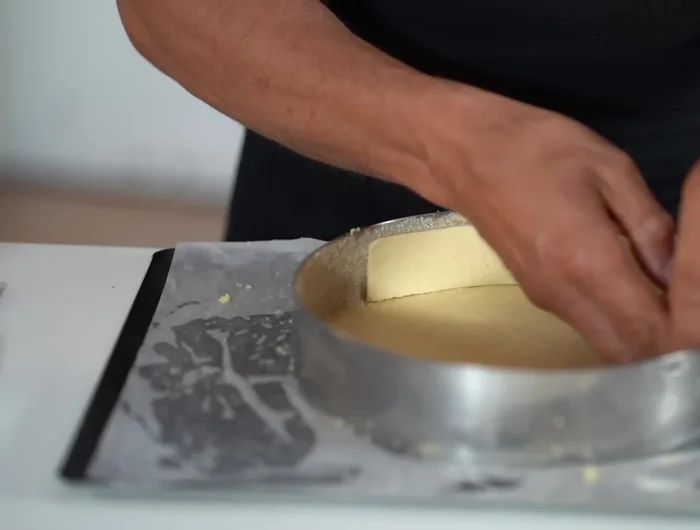 Foncer le cercle avec la pâte brisée surgelée. Placer au congélateur. [62.399]