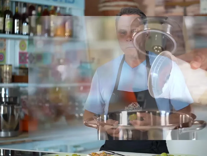 Préparer les prunes : laver, couper en deux et dénoyauter. [86.34]