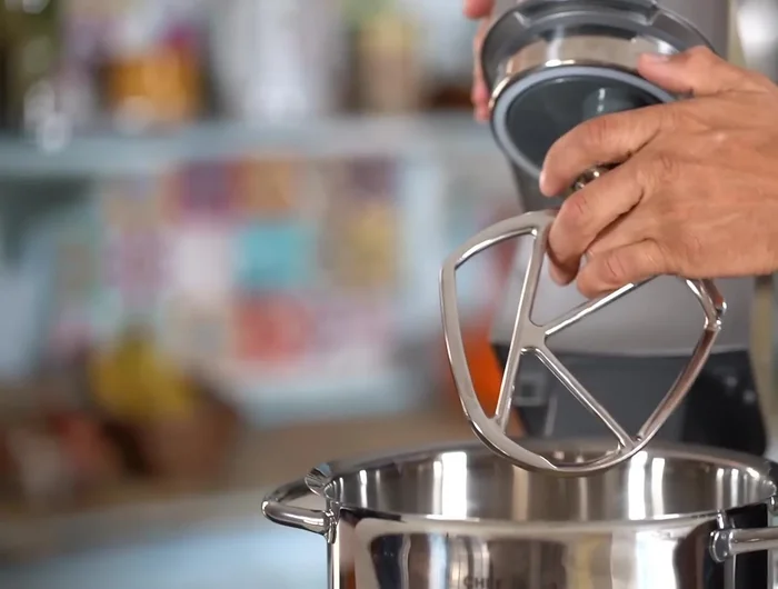 Préparer la crème d'amande : mélanger le beurre ramolli, le sucre glace, la poudre d'amandes, l'œuf et le rhum (facultatif). [90.24]