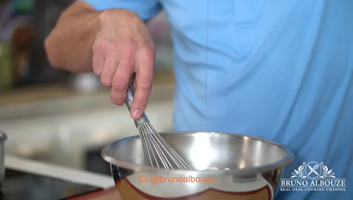Mélanger les ingrédients secs : sucre glace et poudre d'amandes (en quantités égales).