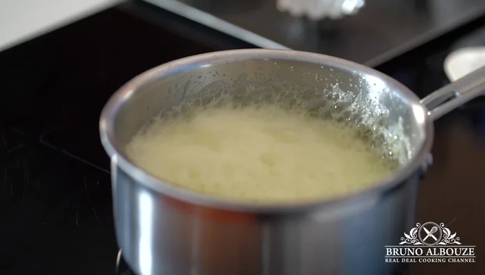 Incorporer le beurre noisette au mélange aux blancs d'œufs et amandes.