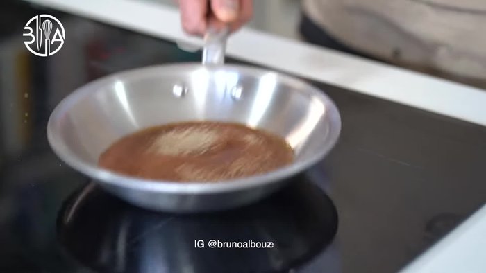 Préparer un caramel rapide avec du sucre brut, de la vanille et du beurre. Verser directement dans le moule à pain Pullman.