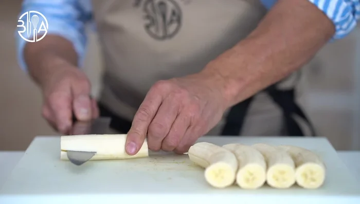 Couper chaque bûche de banane dans le sens de la longueur et les disposer latéralement sur le caramel. Enfourner à 330°F (160°C) pendant 20 minutes. Laisser refroidir complètement et réfrigérer.