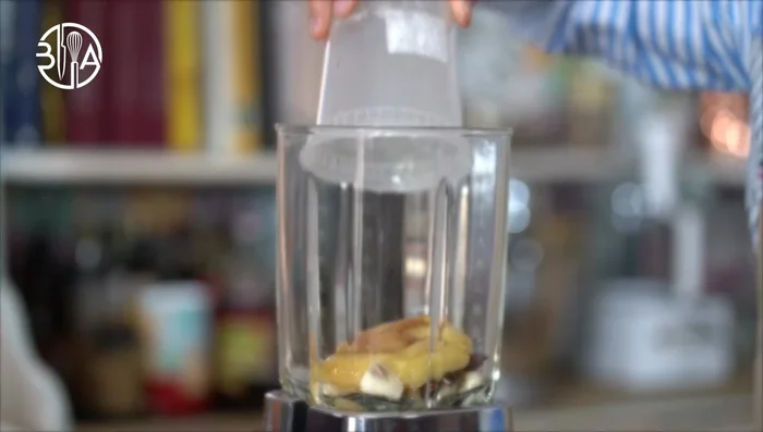 Préparer le mélange de purée de banane: mélanger les bananes mûres décongelées, les restes de bananes précuites, les bananes séchées, du sucre et un peu de rhum brun.