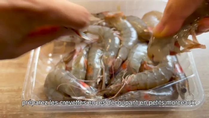 Pendant ce temps, préparez les crevettes en les découpant en petits morceaux.