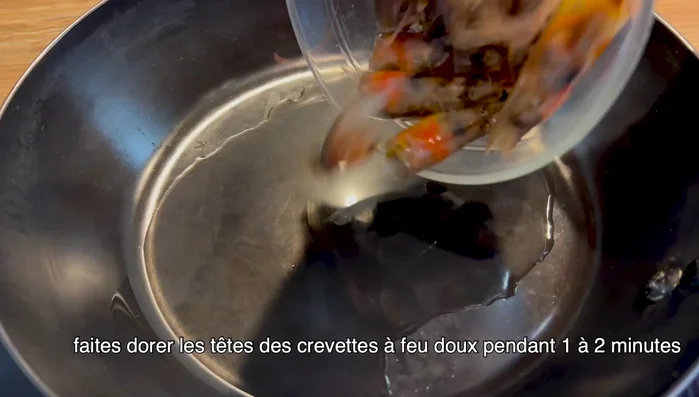 Dans une poêle, faites dorer les têtes de crevettes à feu doux pendant 1 à 2 minutes.