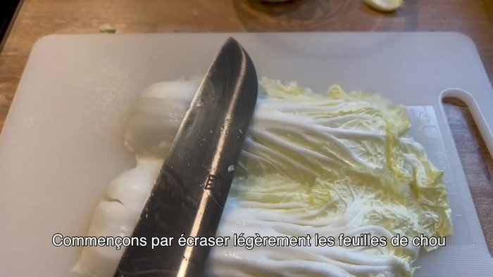Écraser légèrement les feuilles de chou puis les trancher en lamelles.