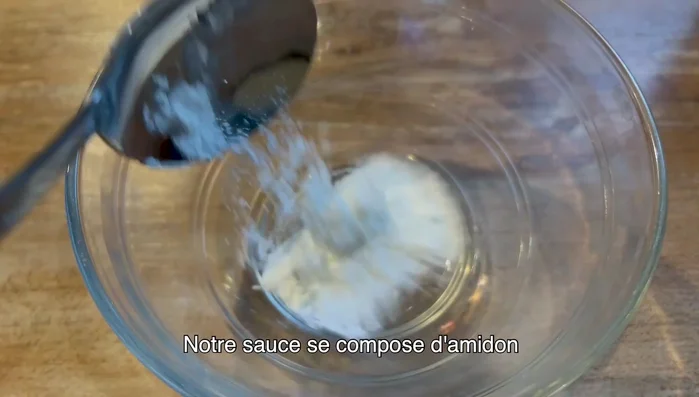 Préparer la sauce : mélanger l'amidon, la sauce soja claire, le sucre et le vinaigre.