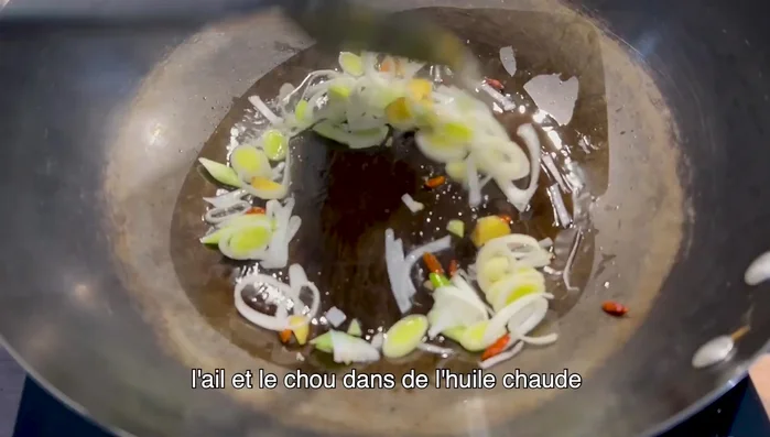 Faire revenir le gingembre, le poireau, l'ail et le chou dans l'huile chaude.