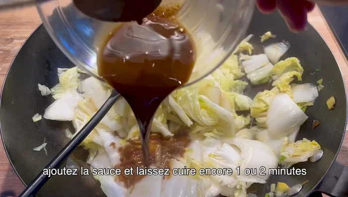 Lorsque le chou est tendre, ajouter la sauce et laisser cuire 1 ou 2 minutes.