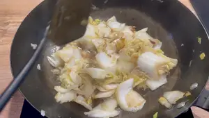 Chou chinois sauté au vinaigre : Recette facile et rapide