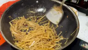 Recette facile : Julienne de pommes de terre aigre-douce et pimentée
