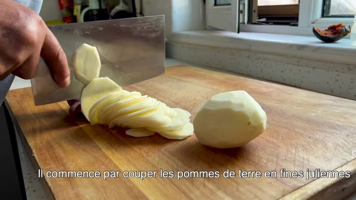 Couper les pommes de terre en fines juliennes.